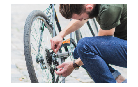 vīrietis ar velospēdu